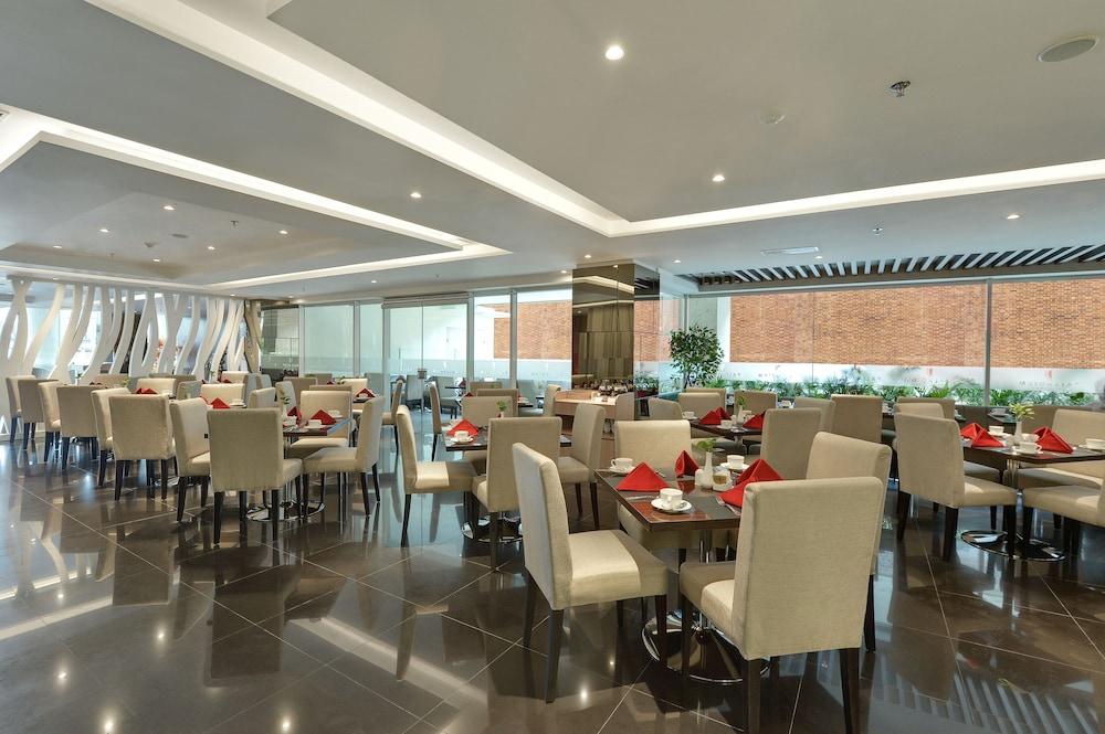 Platinum Adisucipto Hotel & Conference Center Kalasan Exteriör bild