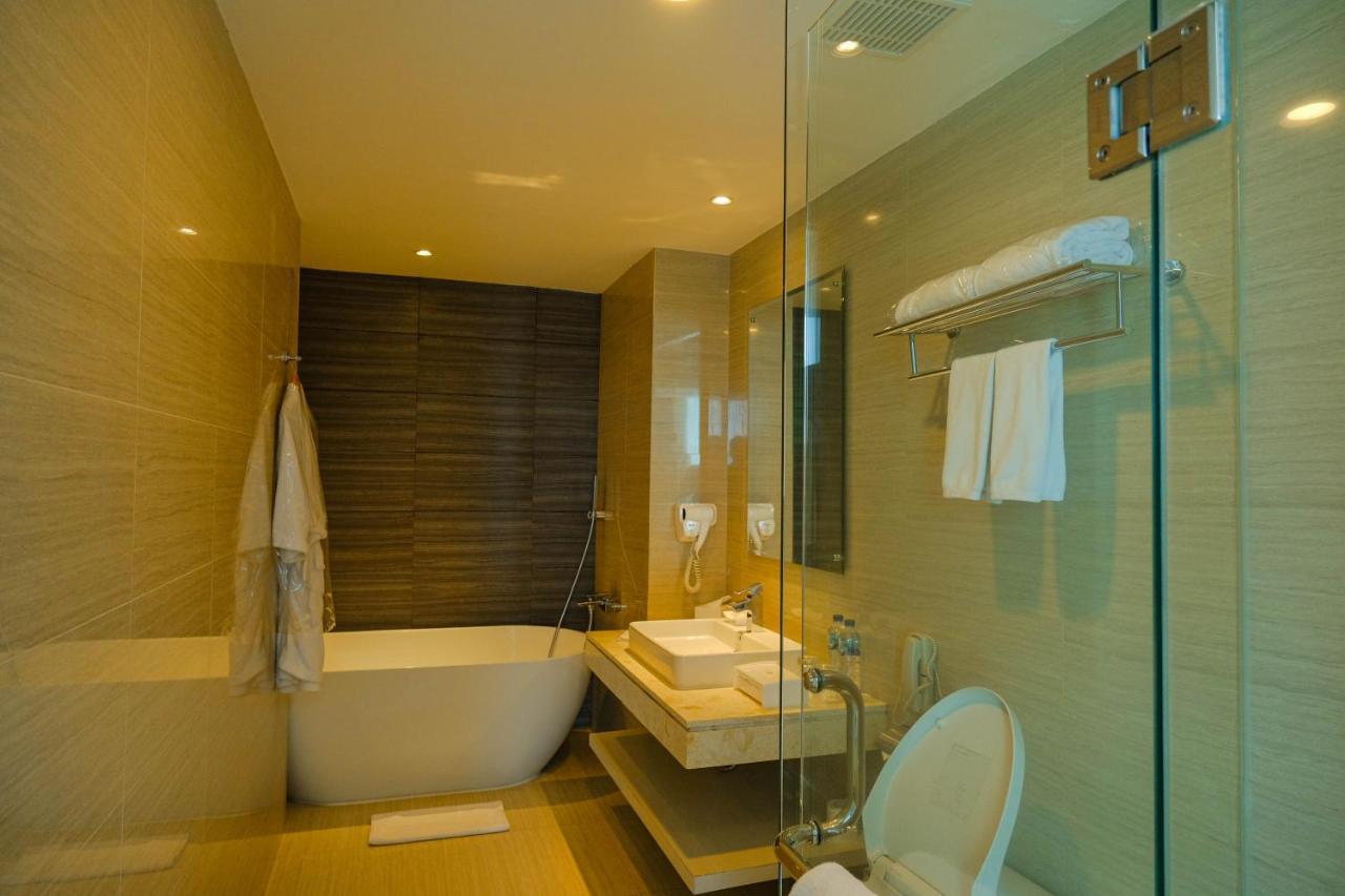 Platinum Adisucipto Hotel & Conference Center Kalasan Exteriör bild