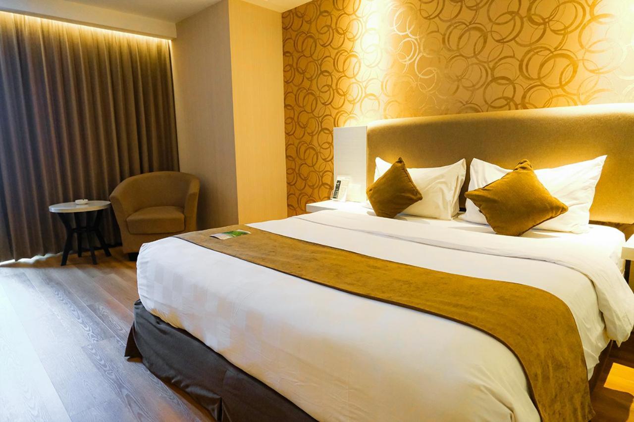 Platinum Adisucipto Hotel & Conference Center Kalasan Exteriör bild