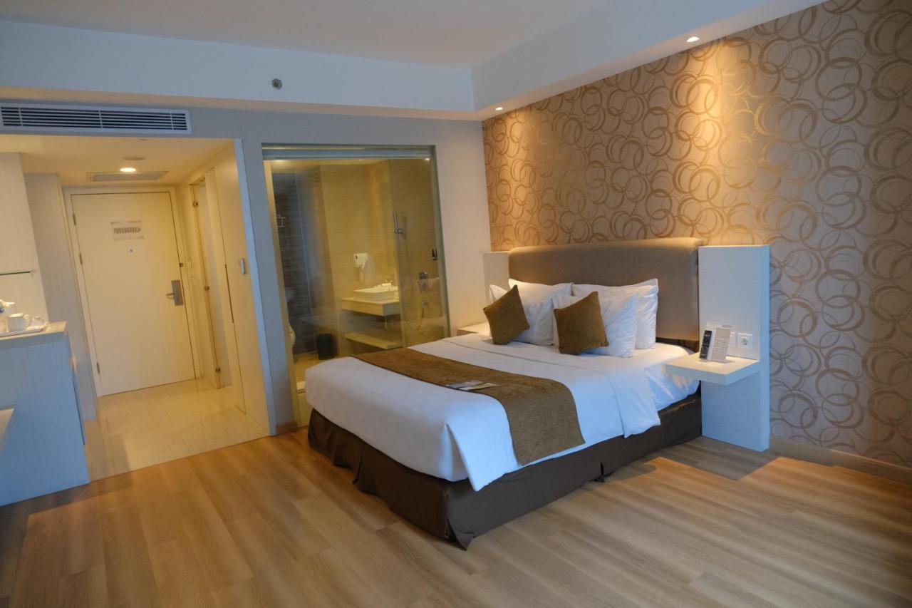 Platinum Adisucipto Hotel & Conference Center Kalasan Exteriör bild