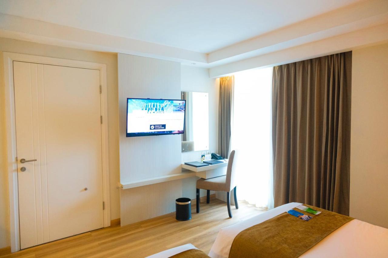 Platinum Adisucipto Hotel & Conference Center Kalasan Exteriör bild