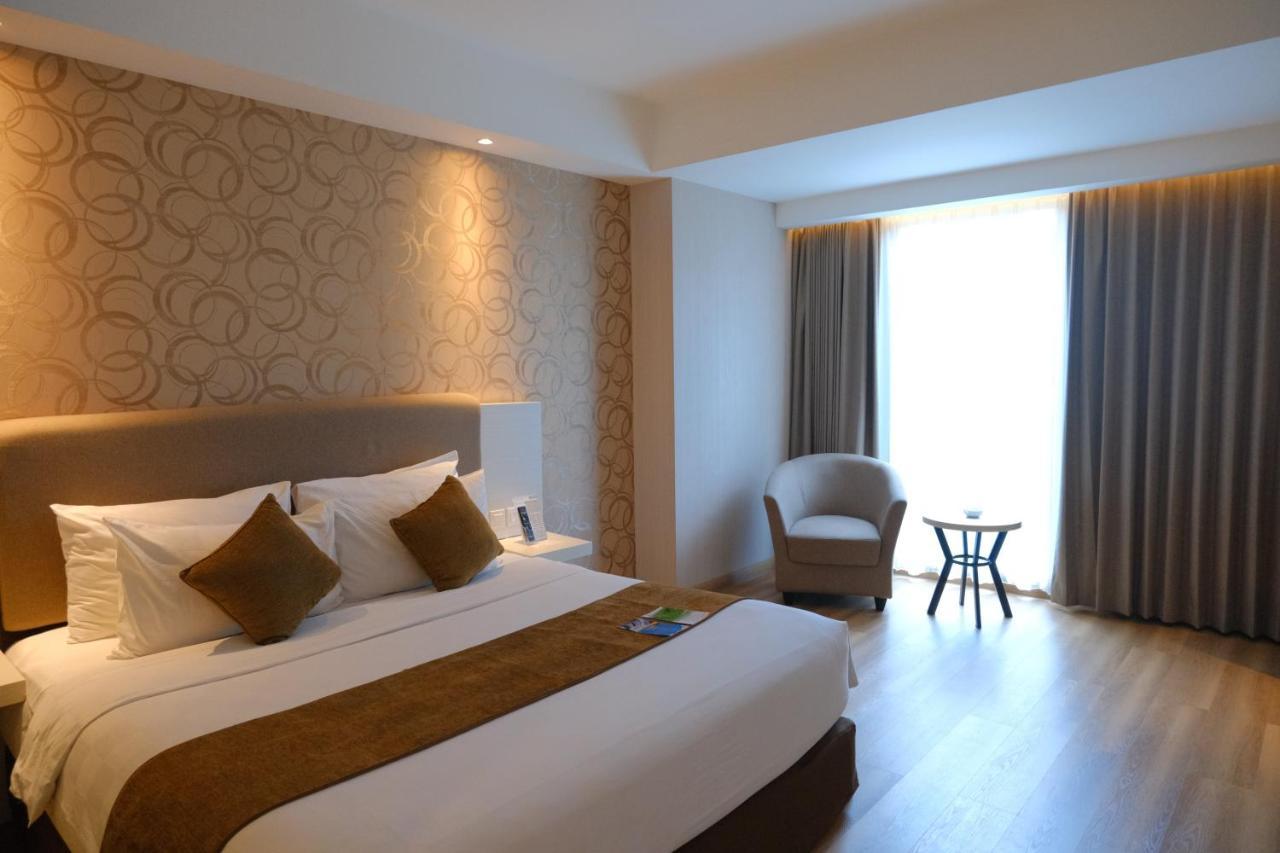 Platinum Adisucipto Hotel & Conference Center Kalasan Exteriör bild