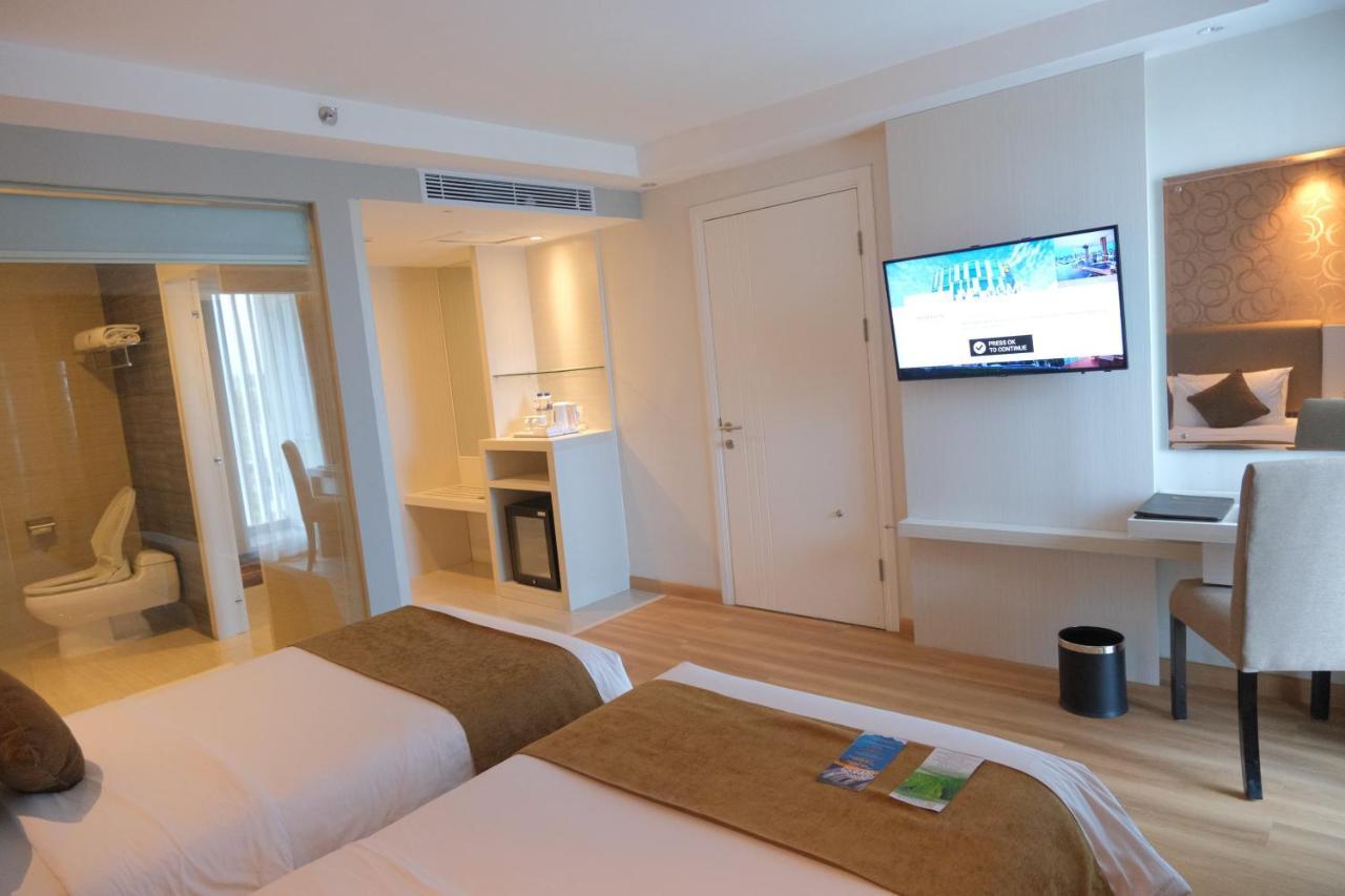 Platinum Adisucipto Hotel & Conference Center Kalasan Exteriör bild