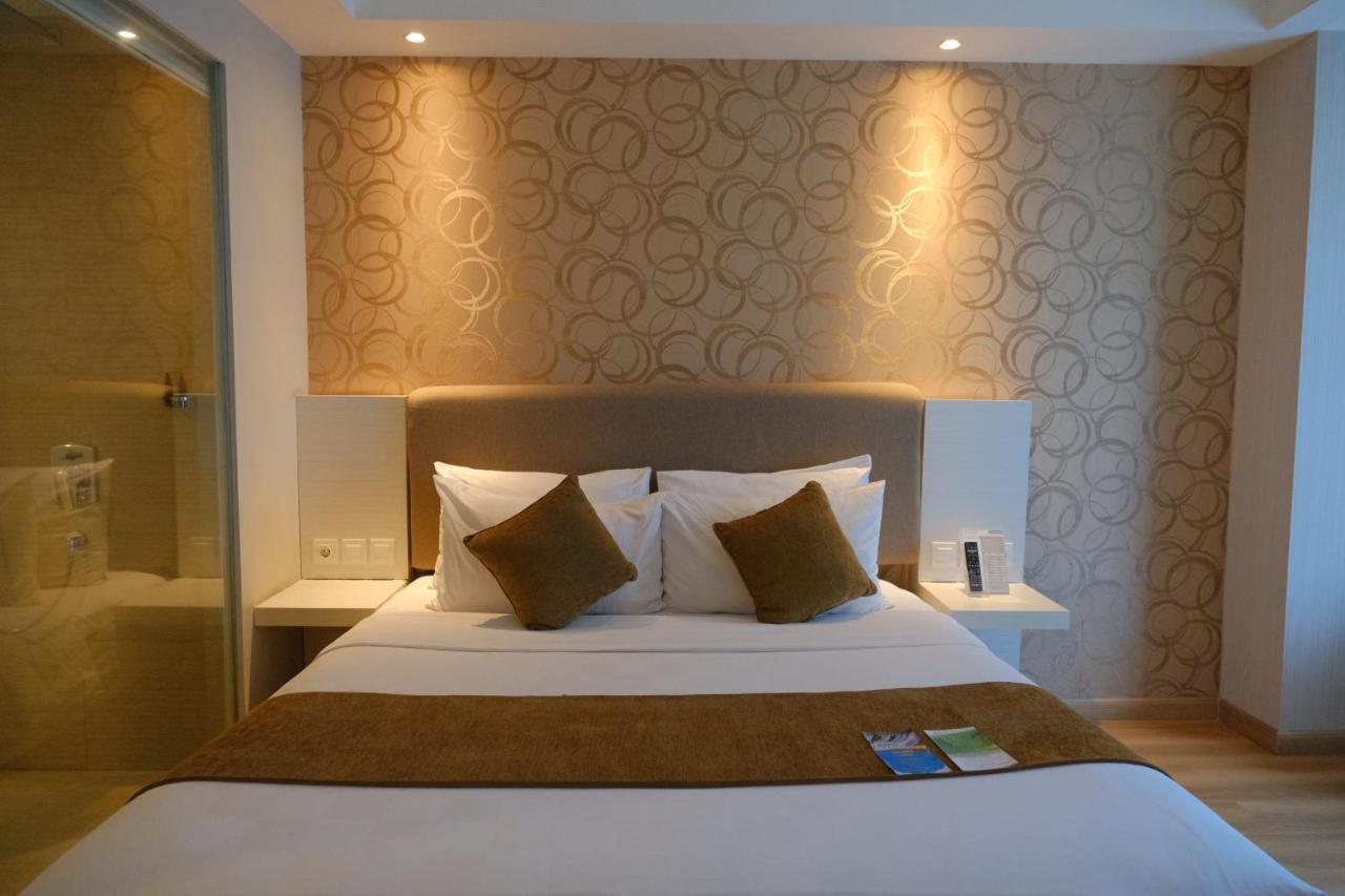 Platinum Adisucipto Hotel & Conference Center Kalasan Exteriör bild