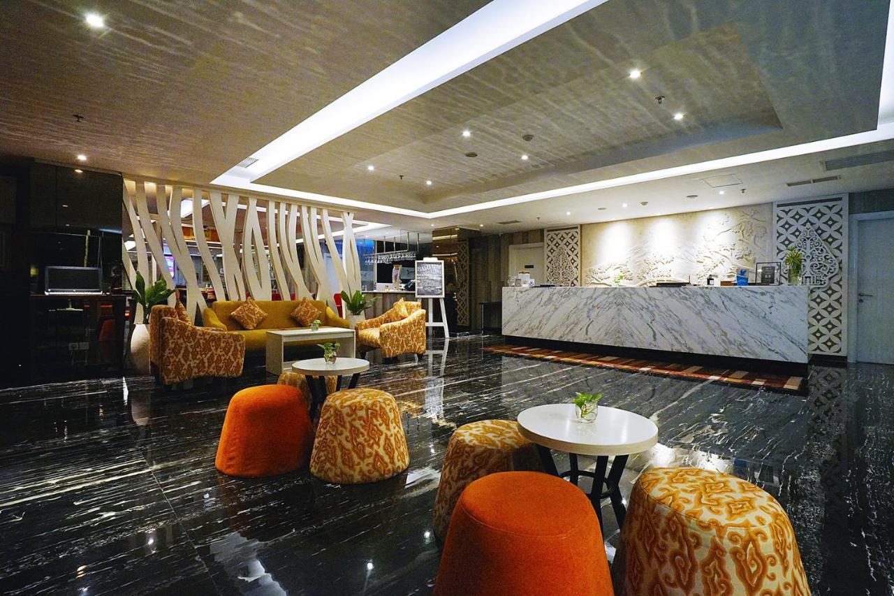 Platinum Adisucipto Hotel & Conference Center Kalasan Exteriör bild