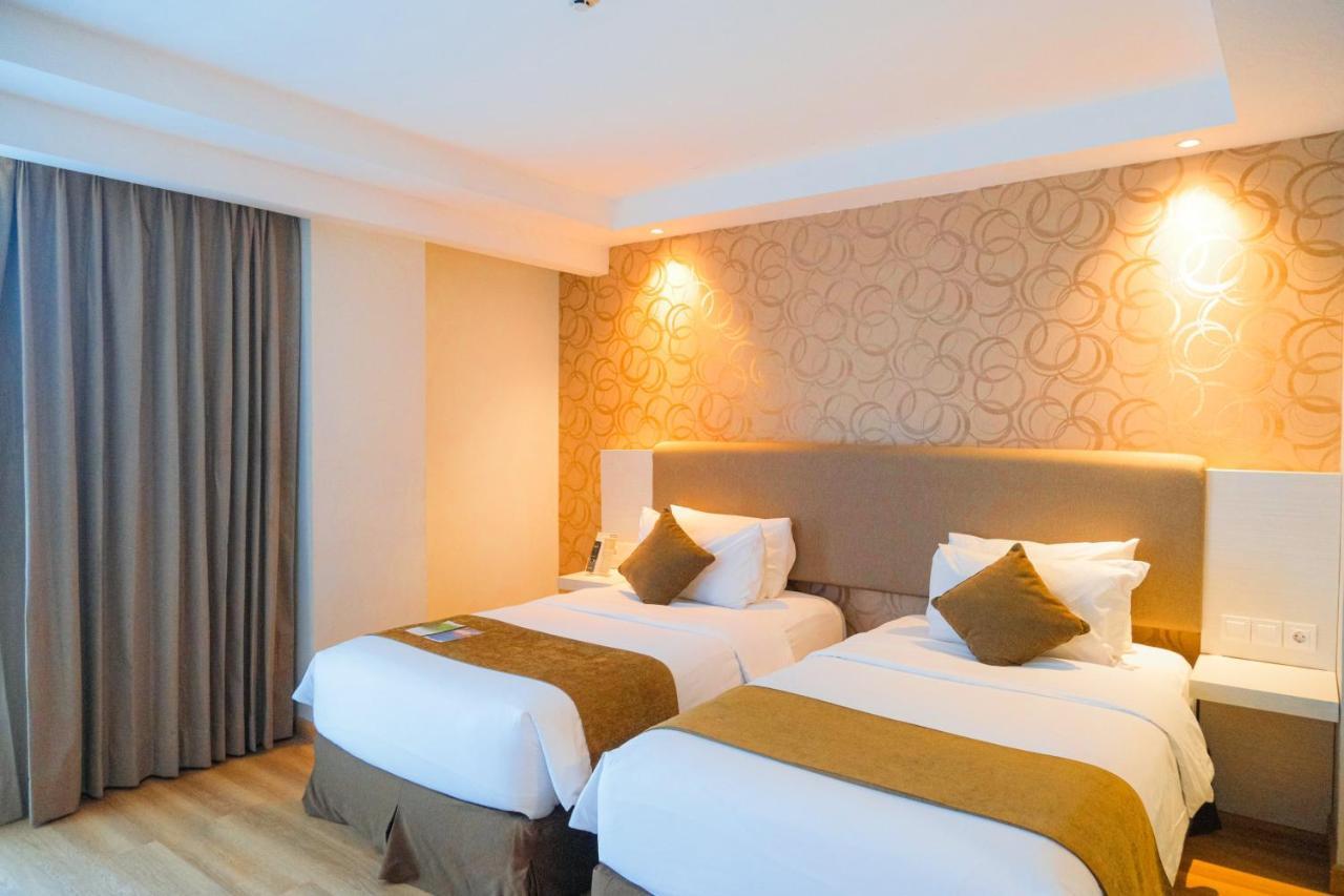Platinum Adisucipto Hotel & Conference Center Kalasan Exteriör bild