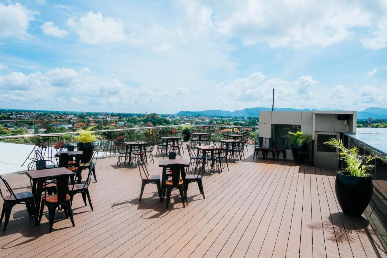 Platinum Adisucipto Hotel & Conference Center Kalasan Exteriör bild