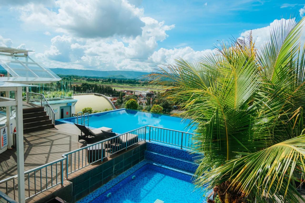 Platinum Adisucipto Hotel & Conference Center Kalasan Exteriör bild