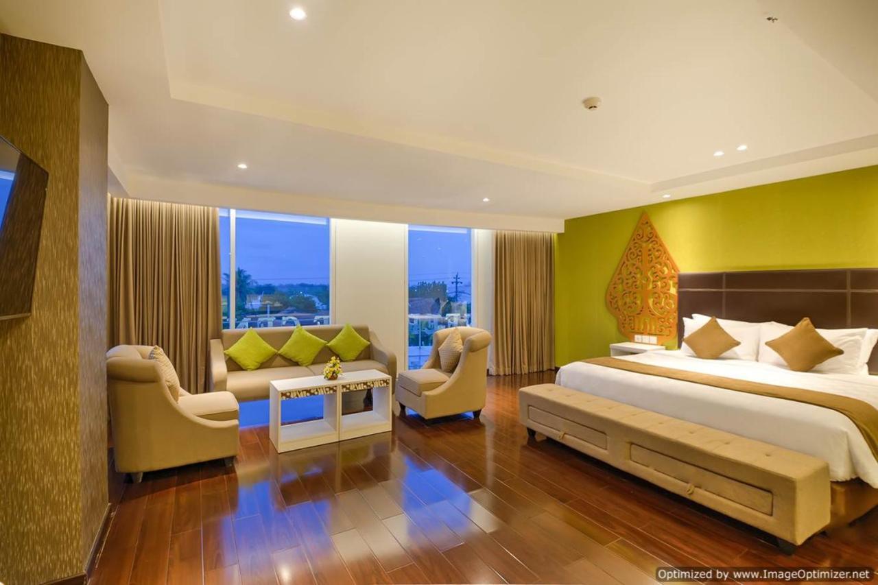 Platinum Adisucipto Hotel & Conference Center Kalasan Exteriör bild
